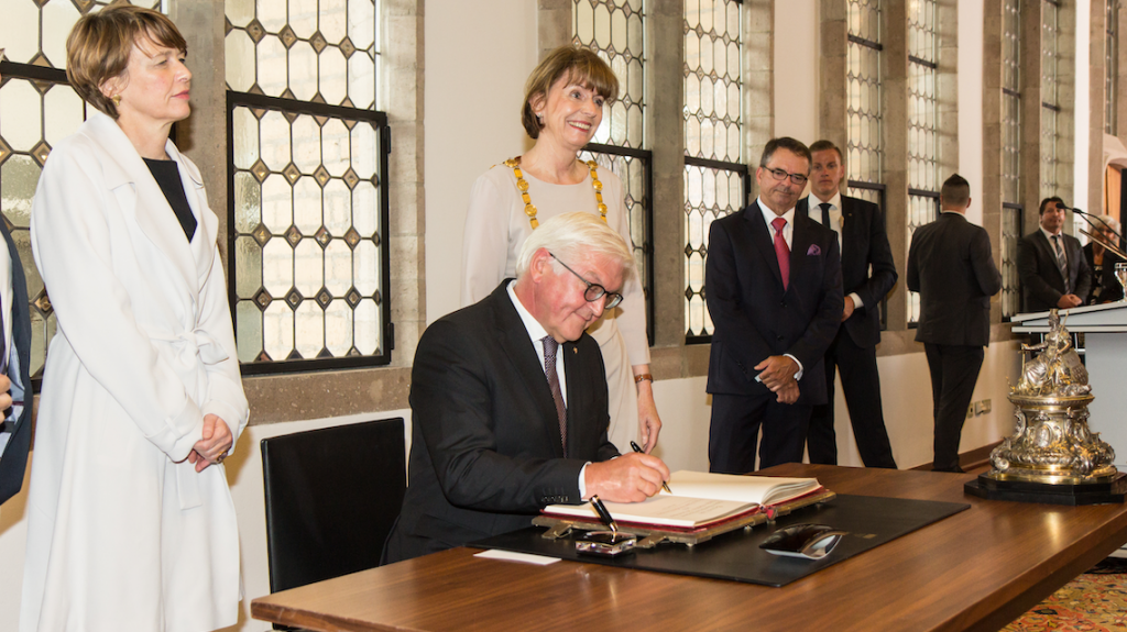 Bundespräsident Steinmeier unterschreibt ein Dokument